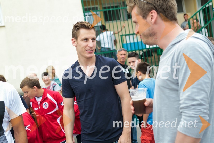 Valter Birsa, nogometaš;  Denis Avdić, voditeljMatej Mavrič Rožič, poslovilna tekma