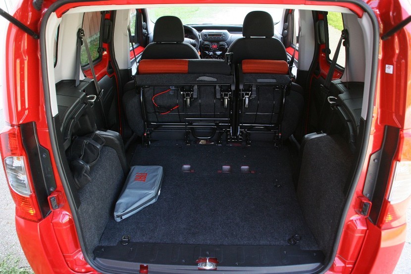 Fiat Qubo 1.3 Multijet 16V Trekking 95, zadnji sedeži se prekucnejo naprej in tudi odstranijoFiat Qubo 1.3 Multijet 16V Trekking 95, mediaspeed test