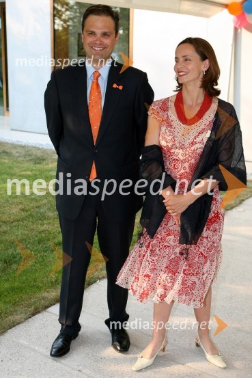 Tony Agotha, namestnik nizozemskega veleposlanika z ženo SaskioSprejem na nizozemskem veleposlaništvu ob kraljičinem dnevu