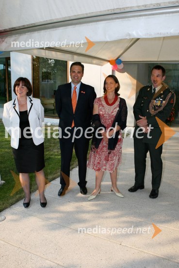 Therese Groffen, soproga nizozemskega veleposlanika, Tony Agotha, namestnik nizozemskega veleposlanika z ženo Saskio in Jochan Wagner, vojaški ataše v HaaguSprejem na nizozemskem veleposlaništvu ob kraljičinem dnevu