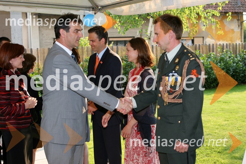 Bojan Žlender, Direkcija Republike Slovenije za ceste, Tony Agotha, namestnik nizozemskega veleposlanika z ženo Saskio in Jochan Wagner, vojaški ataše v HaaguSprejem na nizozemskem veleposlaništvu ob kraljičinem dnevu