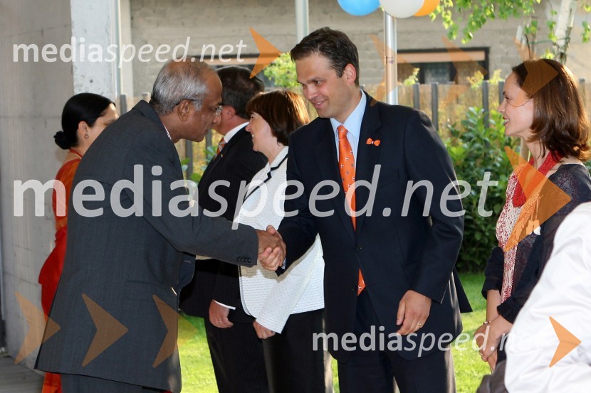 Dr. Villur Sundararajan Seshadri in Tony Agotha, namestnik nizozemskega veleposlanika z ženo SaskioSprejem na nizozemskem veleposlaništvu ob kraljičinem dnevu