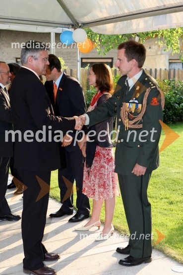 Samo Hribar Milič, predsednik GZS in Jochan Wagner, vojaški ataše v HaaguSprejem na nizozemskem veleposlaništvu ob kraljičinem dnevu