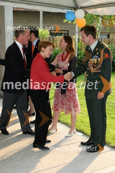 Thomas B. Robertson, ameriški veleposlanik s soprogo Antoinetto in Tony Agotha, namestnik nizozemskega veleposlanika z ženo SaskioSprejem na nizozemskem veleposlaništvu ob kraljičinem dnevu