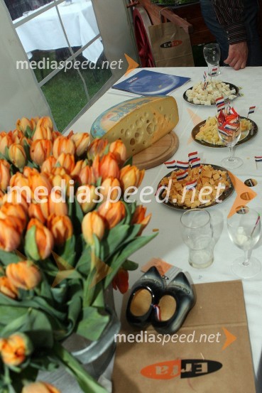 Nizozemski siri, tulipani in cokliSprejem na nizozemskem veleposlaništvu ob kraljičinem dnevu