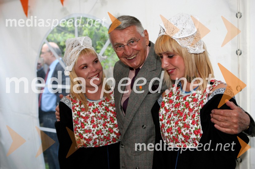 Demeter Bitenc s hostesamaSprejem na nizozemskem veleposlaništvu ob kraljičinem dnevu