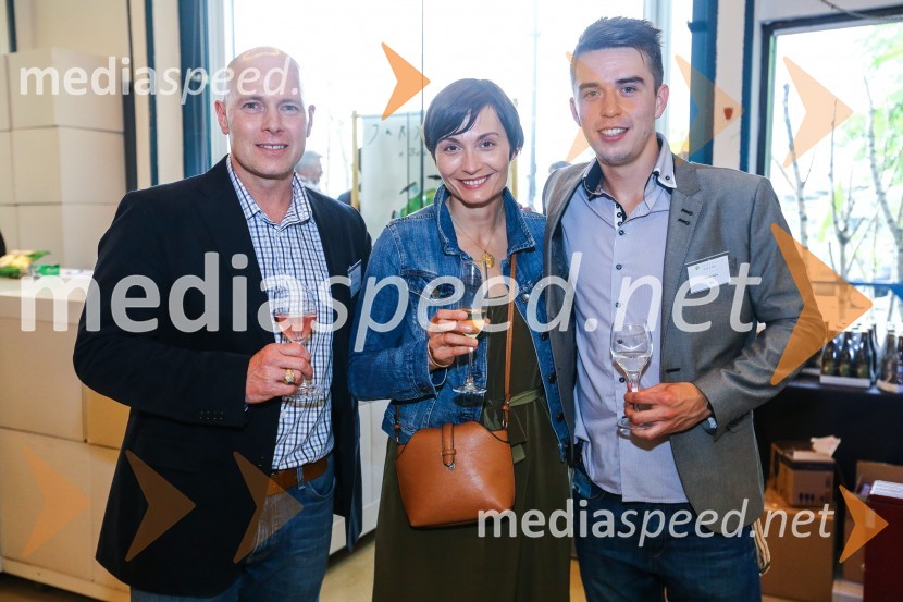  Todd A.  Scattini, ameriški vojaški ataše ;  Robin  Scattini;  Kristian  Asani, predsednik Kluba belokranjskih študentovUvod v Jurjevanje v Beli krajini