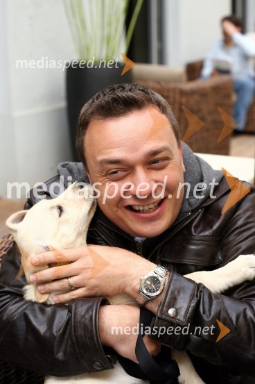 Sašo Papp radijski moderator in psička labradorkaSašo Papp, radijski moderator