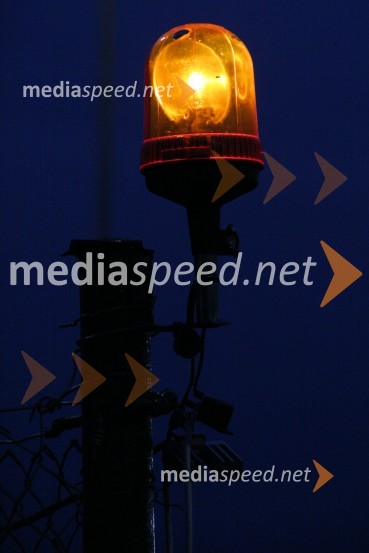 Rumena luč v boksih - vozniki imajo dve minuti, da pridejo do starta.SPEEDWAY, 8. Zlata čelada