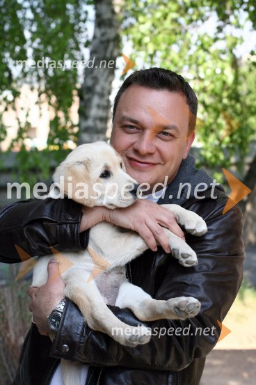 Sašo Papp, radijski moderator in psička labradorkaSašo Papp, radijski moderator