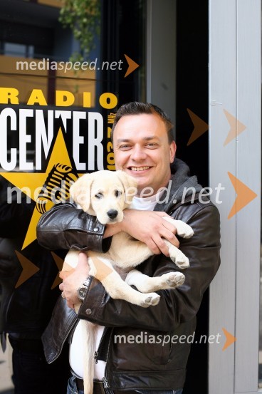 Sašo Papp, radijski moderator in psička labradorkaSašo Papp, radijski moderator