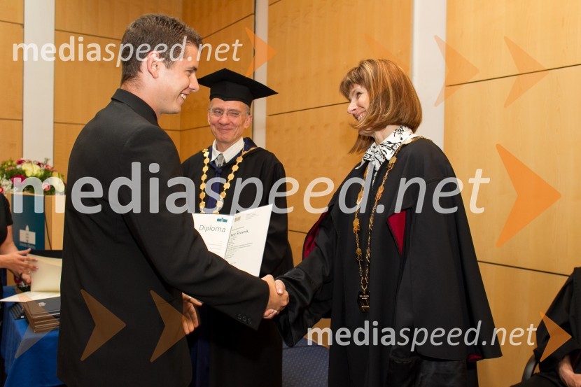 dr. Nejc Širovnik, Fakulteta za naravoslovje in matematiko, Univerza v Mariboru; prof. dr.  Nataša Vaupotič, dekanica,  Fakulteta za naravoslovje in matematiko, Univerza v MariboruPromocija doktorjev znanosti UM, junij 2014