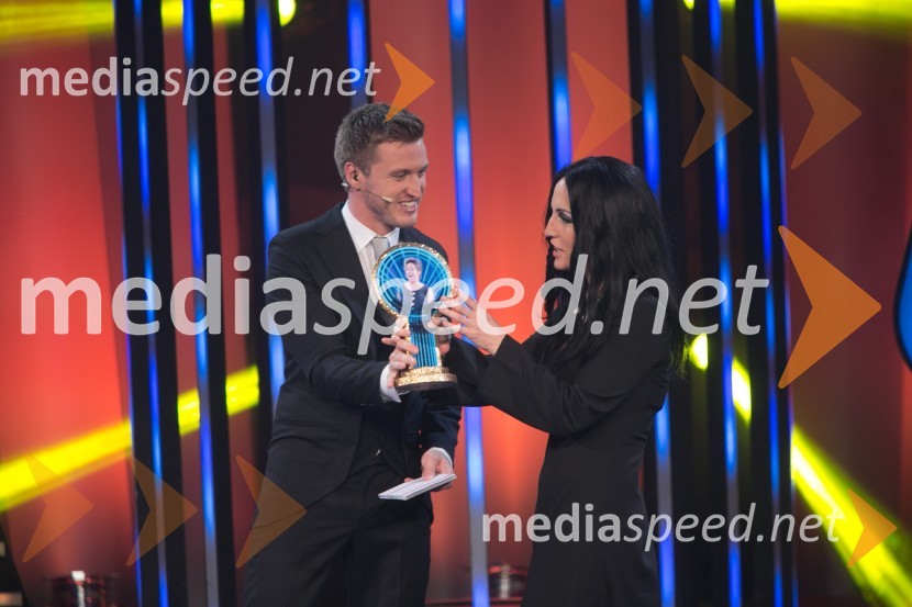  Denis Avdić, voditelj;  Eva  Hren, pevkaZnan obraz ima svoj glas, zadnja oddaja