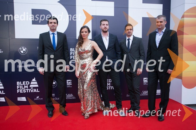  Tomaž Pernovšek, direktor podjetja TS Media;  Milena  Kalaacunn, urednica Trendov Planet Siol.net;  Anže Frantar, TSmedia;  Uroš Cuder, direktor prodaje TS Media;  Franci Valjavec, direktor področja programi TSmediaBled film festival, otvoritvena slovesnost