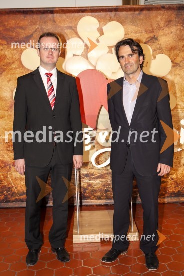  Jernej Štesl, strokovni sodelovec zavarovalnice Adriatic Slovenica;  Boštjan Jenko, direktor marketing Adriatic SlovenicaMuzikal Cvetje v jeseni, novinarska konferenca