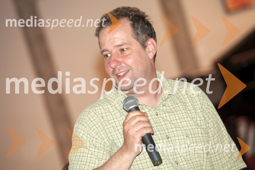  Janez Usenik, stand up komik, novinarMuzikal Cvetje v jeseni, novinarska konferenca