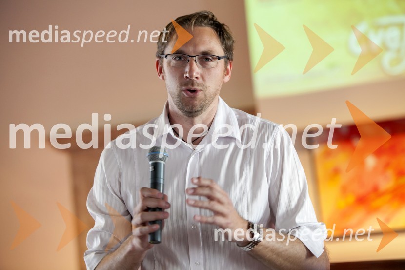  Gorazd Slak, izvršni producent muzikala Cvetje v jeseniMuzikal Cvetje v jeseni, novinarska konferenca