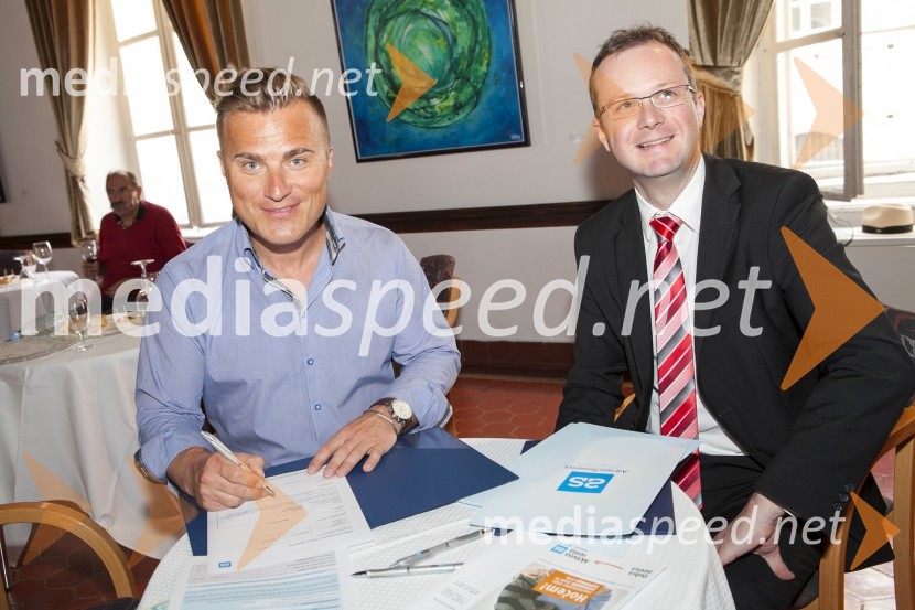  Matjaž Robavs, pevec;  Jernej Štesl, strokovni sodelovec zavarovalnice Adriatic SlovenicaMuzikal Cvetje v jeseni, novinarska konferenca