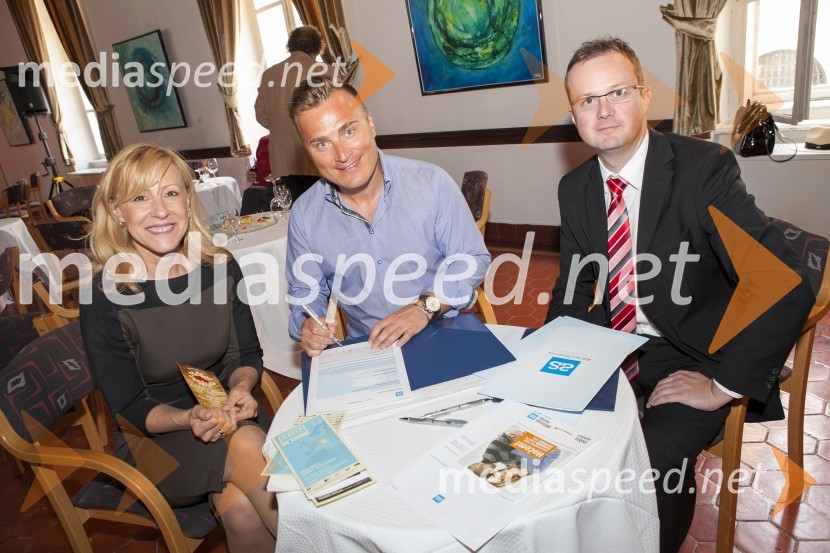  Karmen Škoda Piško, izvršna direktorica za trženje Adriatic Slovenica;  Matjaž Robavs, pevec;  Jernej Štesl, strokovni sodelovec zavarovalnice Adriatic SlovenicaMuzikal Cvetje v jeseni, novinarska konferenca