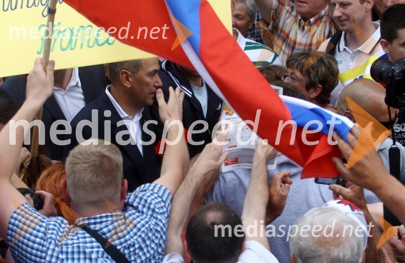  Janez Janša, predsednik SDSJanez Janša, odhod v zapor na Dob