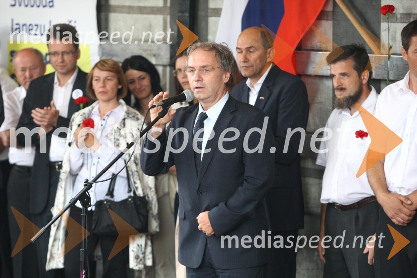  Aleš Hojs, nekdanji minister za obramboJanez Janša, odhod v zapor na Dob