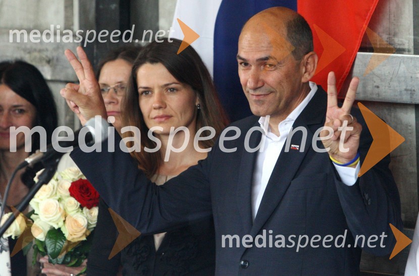 Urška Bačovnik Janša, zdravnica, soproga Janeza Janše;  Janez Janša, predsednik SDSJanez Janša, odhod v zapor na Dob