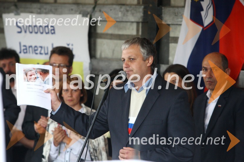  Aleš Primc, vodja Civilne iniciative za družino in pravice otrok Janez Janša, odhod v zapor na Dob
