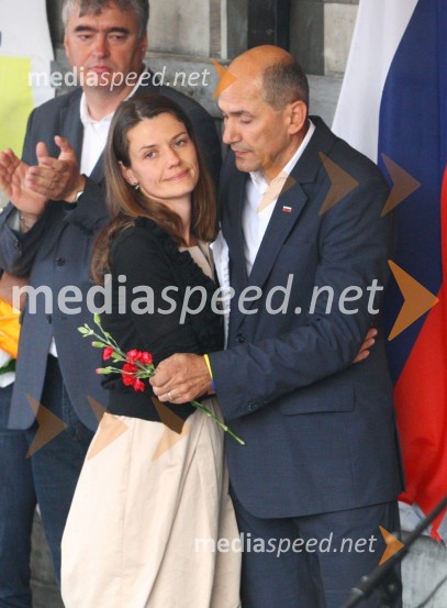 Urška Bačovnik Janša, zdravnica, soproga Janeza Janše;  Janez Janša, predsednik SDSJanez Janša, odhod v zapor na Dob