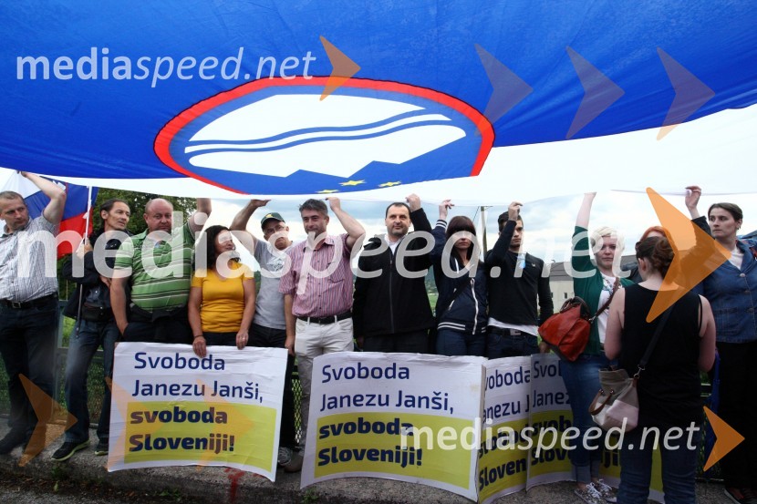 Podporniki Janeza Janše pred zaporom na DobuJanez Janša, odhod v zapor na Dob