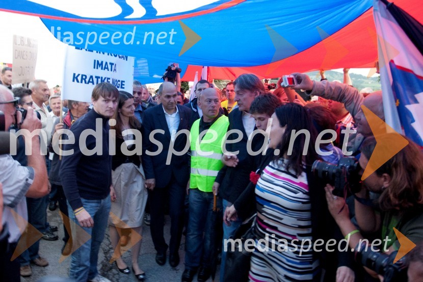  Urška Bačovnik Janša, zdravnica, soproga Janeza Janše;  Janez Janša, predsednik SDS;  Vasko Simoniti, nekdanji minister za kulturoJanez Janša, odhod v zapor na Dob