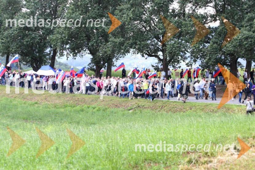 Podporniki Janeza Janše pred zaporom na DobuJanez Janša, odhod v zapor na Dob