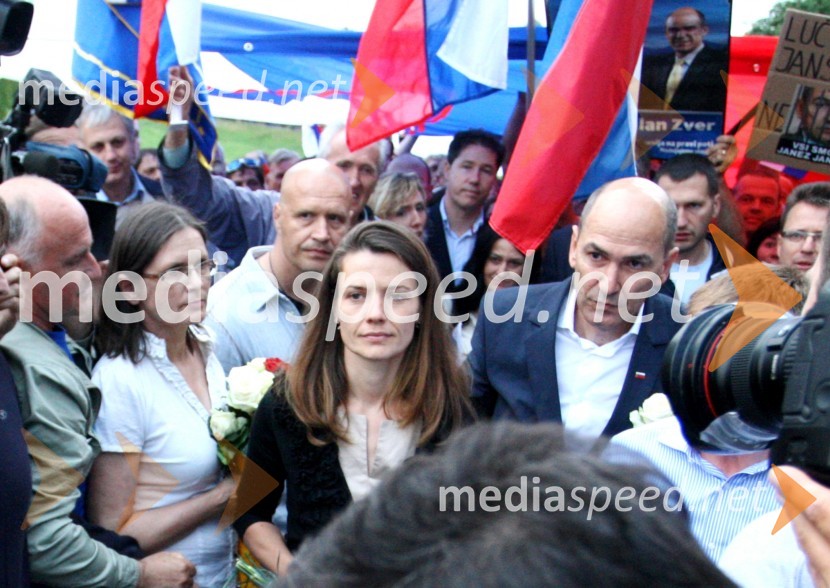  Urška Bačovnik Janša, zdravnica, soproga Janeza Janše;  Janez Janša, predsednik SDSJanez Janša, odhod v zapor na Dob
