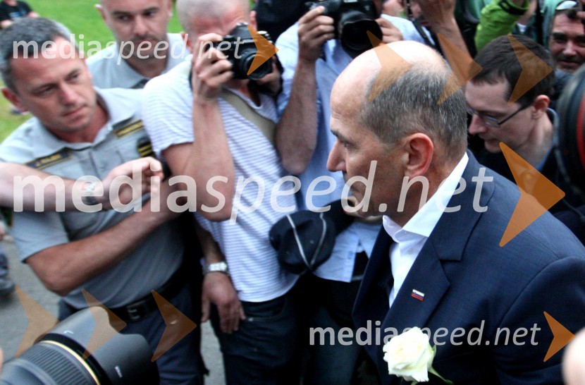  Janez Janša, predsednik SDSJanez Janša, odhod v zapor na Dob