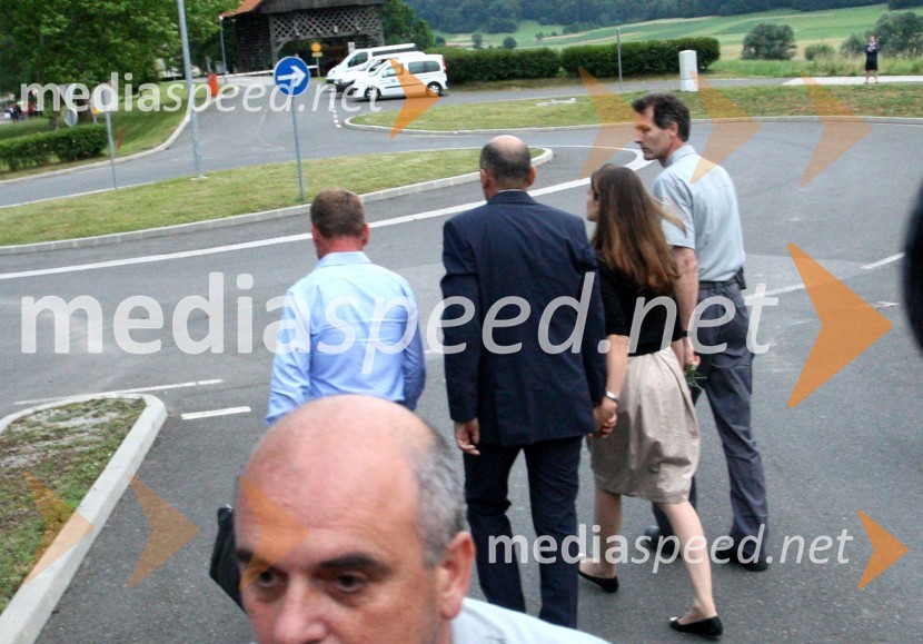  Franci Matoz, odvetnik;  Janez Janša, predsednik SDS;  Urška Bačovnik Janša, zdravnica, soproga Janeza JanšeJanez Janša, odhod v zapor na Dob