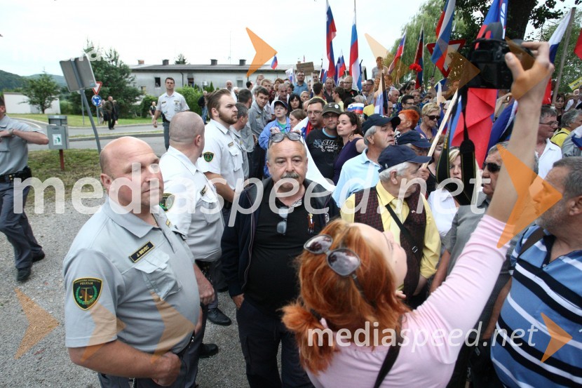 Podporniki Janeza Janše pred zaporom na DobuJanez Janša, odhod v zapor na Dob