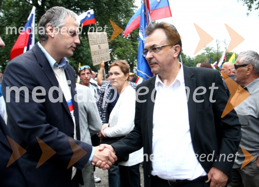  Aleš Primc, vodja Civilne iniciative za družino in pravice otrok ;  Jože  Tanko, član stranke SDSJanez Janša, odhod v zapor na Dob