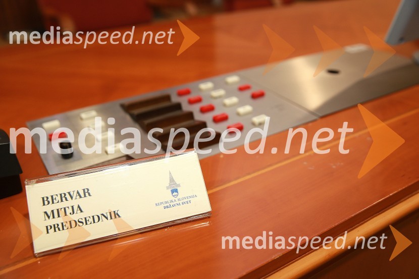 Predsednikov pultDržavni svet Republike Slovenije, prostoriDržavni svet Republike Slovenije, prostori