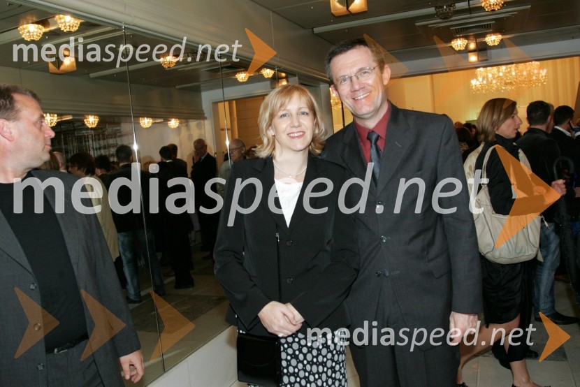 Zoran Medved, nekdanji novinar s soprogoTesla Electric Company, predstava Pandur Theaters v SNG Maribor