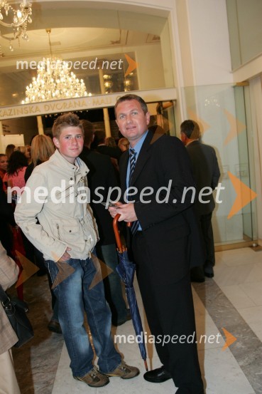 Matjaž Kek, selektor slovenske nogometne reprezentance s sinom MatjažemTesla Electric Company, predstava Pandur Theaters v SNG Maribor