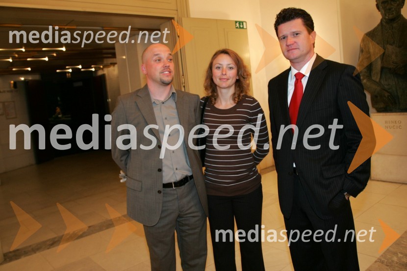 David Irgolič, glavni in odgovorni urednik radia Center s spremljevalko in Marko Kolbl, lastnik radia CenterTesla Electric Company, predstava Pandur Theaters v SNG Maribor