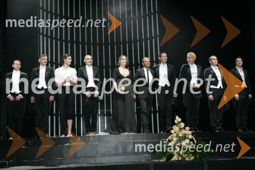 Tomaž Pandur, režiser z igralci predstave Tesla Electric CompanyTesla Electric Company, predstava Pandur Theaters v SNG Maribor