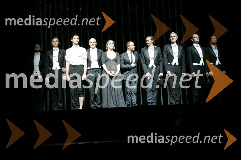 Tomaž Pandur, režiser z igralci predstave Tesla Electric CompanyTesla Electric Company, predstava Pandur Theaters v SNG Maribor