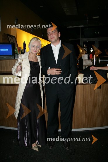 Sašo Peče, podpredsednik državnega zbora in poslanec SNS z ženo Simono Gljuk PečeTesla Electric Company, predstava Pandur Theaters v SNG Maribor