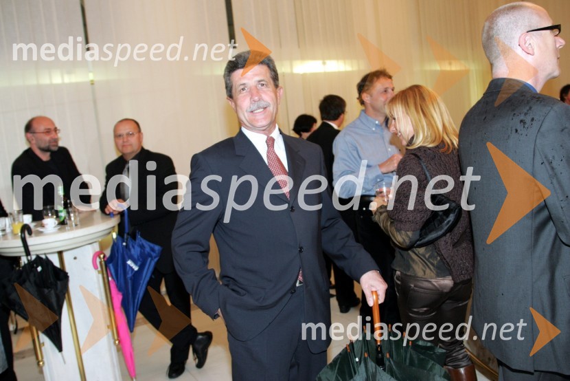 Drago Cotar, predsednik uprave Zavarovalnice MariborTesla Electric Company, predstava Pandur Theaters v SNG Maribor