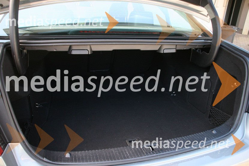 Mercedes-Benz E 300 Bluetec Hybrid, 505 litrski limuzinski prtljažnikMercedes-Benz E 300 Bluetec Hybrid, mediaspeed test