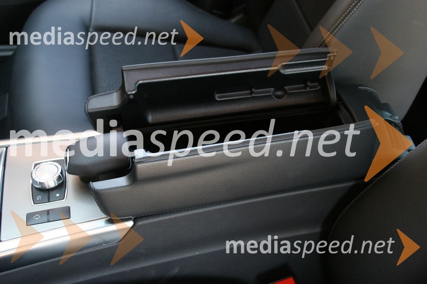 Mercedes-Benz E 300 Bluetec Hybrid, globok predal med sedežemaMercedes-Benz E 300 Bluetec Hybrid, mediaspeed test