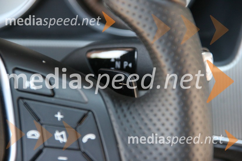 Mercedes-Benz E 300 Bluetec Hybrid, ob volanu sta ročici za ročno pretikanje menjalnikaMercedes-Benz E 300 Bluetec Hybrid, mediaspeed test