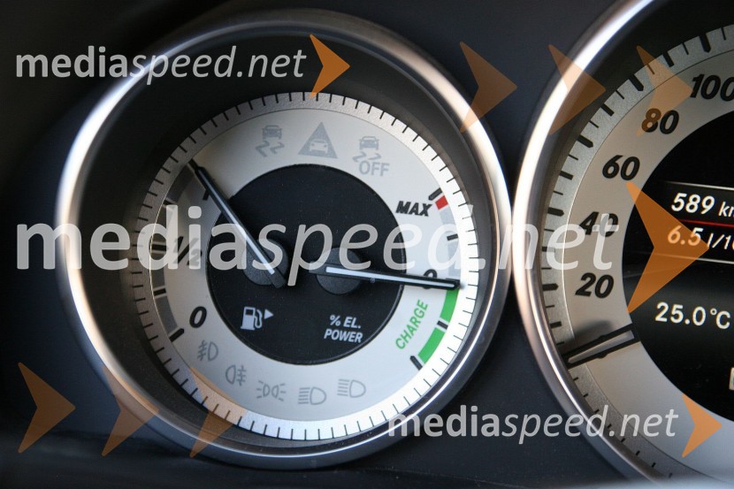 Mercedes-Benz E 300 Bluetec Hybrid, merilnik goriva in delovanje električne energijeMercedes-Benz E 300 Bluetec Hybrid, mediaspeed test
