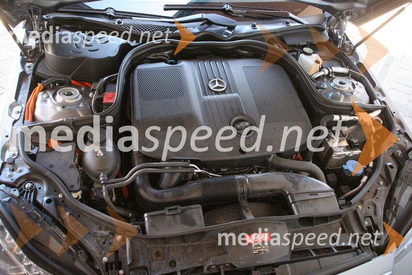 Mercedes-Benz E 300 Bluetec Hybrid, elektromotor je skrit ob turbodizelskem agregatuMercedes-Benz E 300 Bluetec Hybrid, mediaspeed test