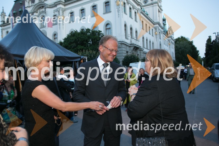  Sonja Poljanšek Škrabec, lastnica Welness centra Sunny;  Janez  Škrabec, direktor Riko d.o.o.; red. prof. dr.  Metka  Tekavčič, dekanja Ekonomske fakultete Univerze v Ljubljani62. Ljubljana Festival, otvoritev s Carmino Burano